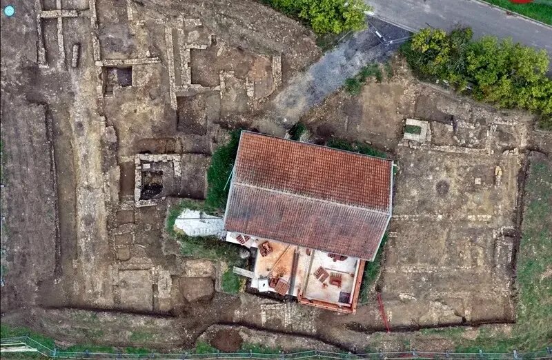 گنجینه قلّکهای باستانی با ۴۰ هزار سکۀ رومی در زیر خاک | عکس