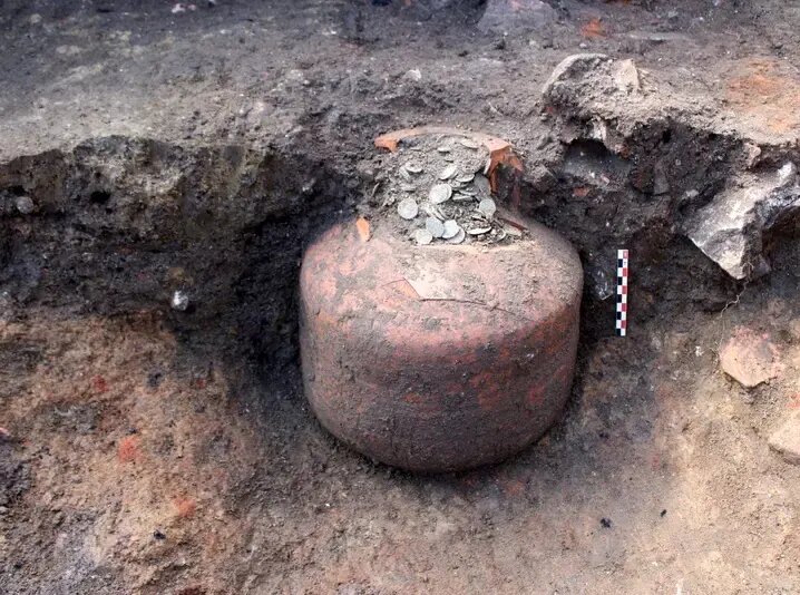 گنجینه قلّکهای باستانی با ۴۰ هزار سکۀ رومی در زیر خاک | عکس