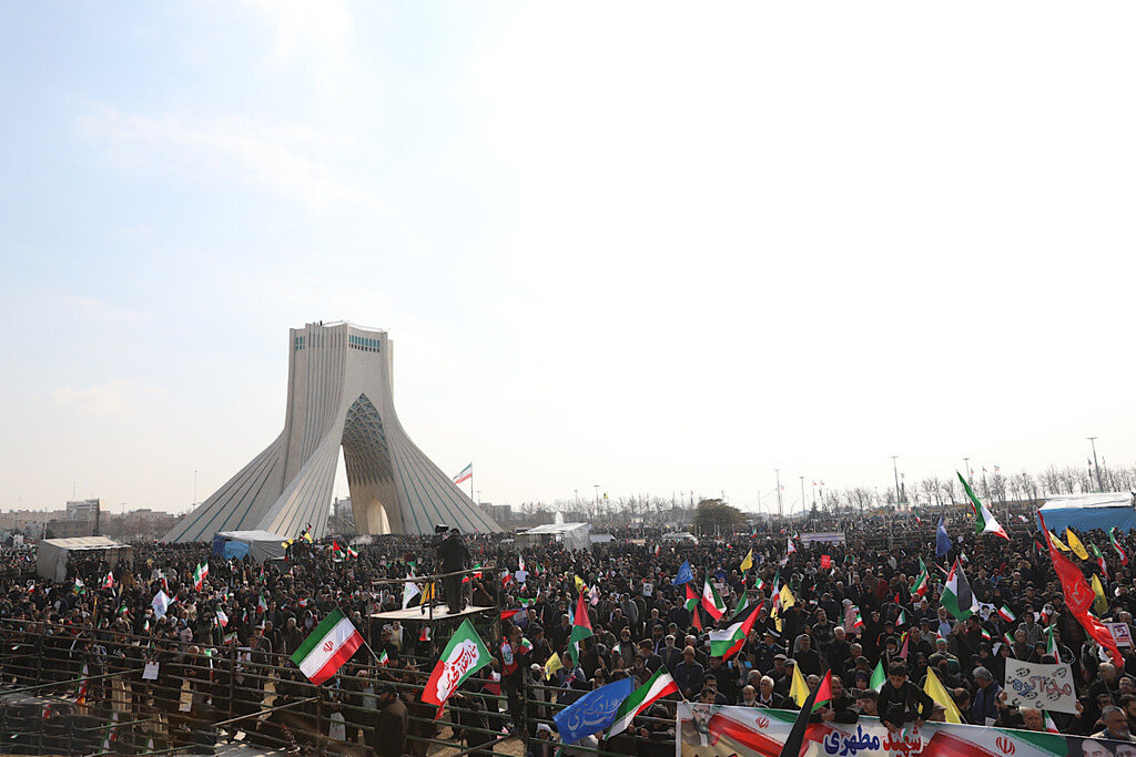 حضرت آیت‌الله خامنه‌ای در راهپیمایی ۲۲ بهمن تهران، دهه شصت | عکس