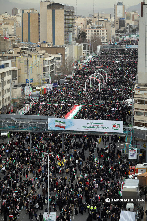 حضور پرشور مردم تهران در راهپیمایی ۲۲ بهمن