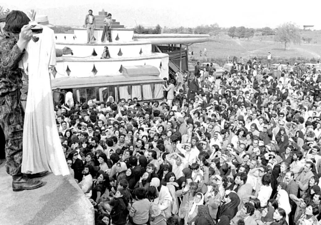 تصاویر حراج عجیب لباسهای شمس پهلوی در کرج