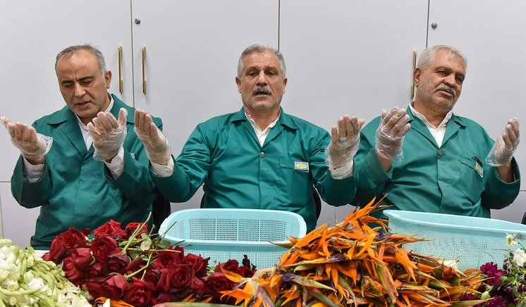 خادمان گمنام خورشید | روایتی از دست‌های پنهان خدمت در حرم رضوی که کمتر زائری از حال و هوای کارشان شنیده است