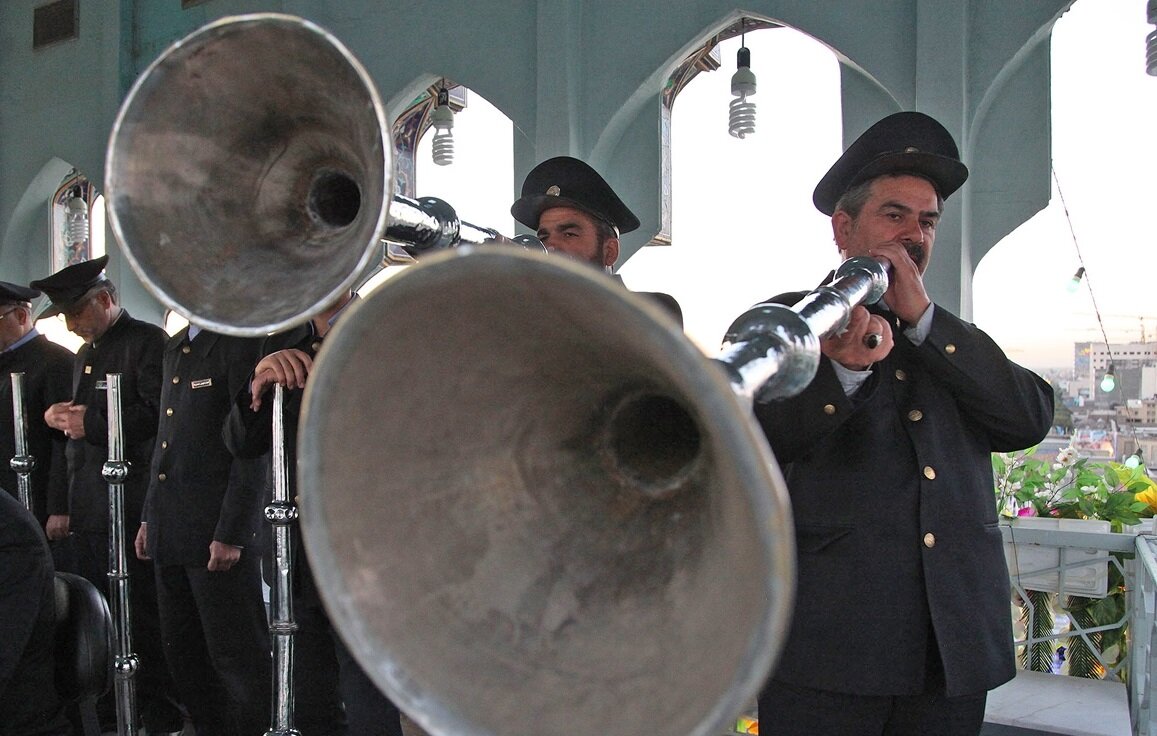خادمان گمنام خورشید | روایتی از دستهای پنهان خدمت در حرم رضوی که کمتر زائری از حال و هوای کارشان شنیده است