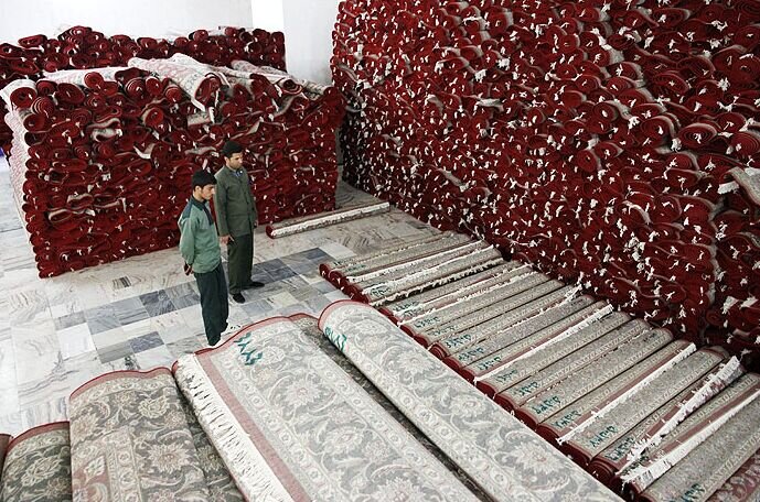 خادمان گمنام خورشید | روایتی از دستهای پنهان خدمت در حرم رضوی که کمتر زائری از حال و هوای کارشان شنیده است