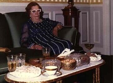 خانه مادر شاه به تصرف مردم درآمد، ۴۷ سال پیش در ۲۴ بهمن | عکس