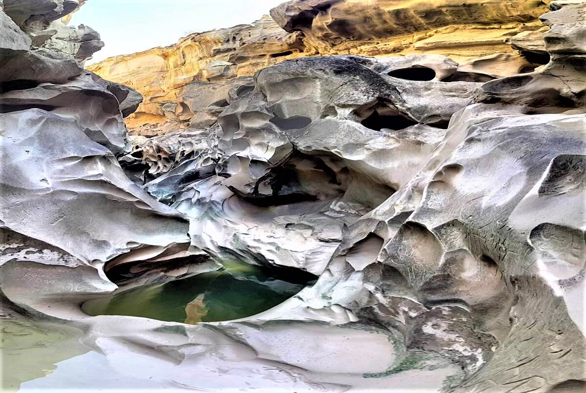 تنگه چاکاویر قشم؛ شاهکار هنری طبیعت روی صخره ها