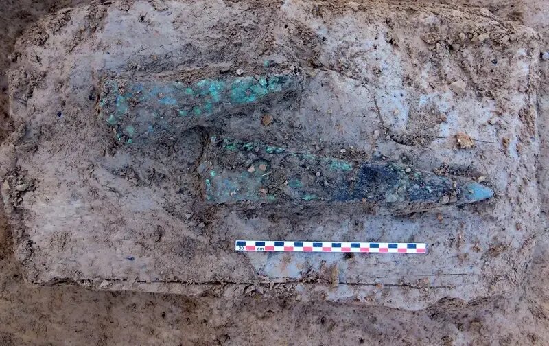 بیرون آمدن تیرهای سنگی از مقبرۀ رئیس قبیله! | عکس