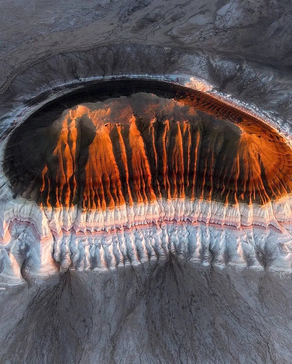 این کوه شبیه کیک غول پیکر است | تصاویر