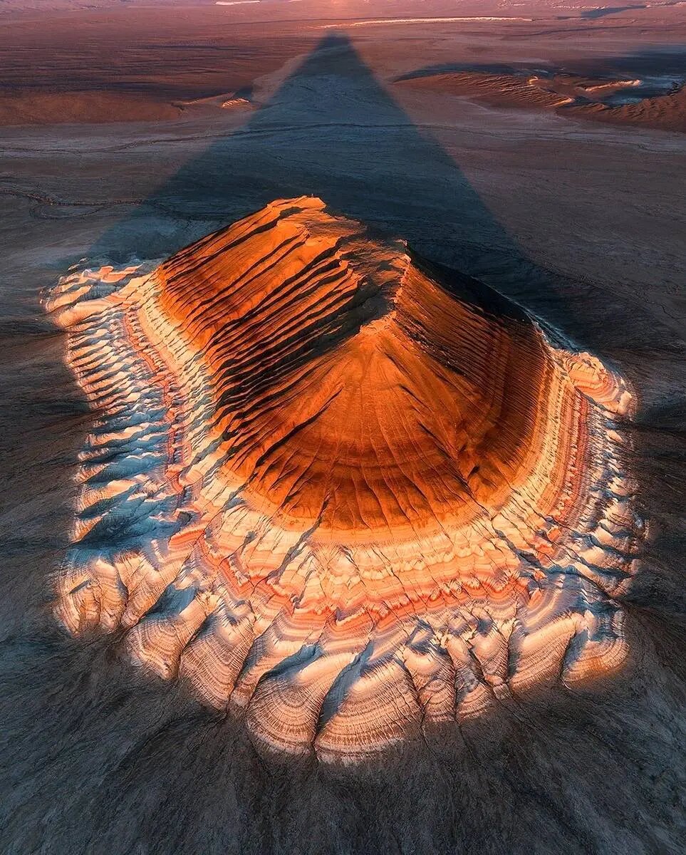 این کوه شبیه کیک غول پیکر است | تصاویر