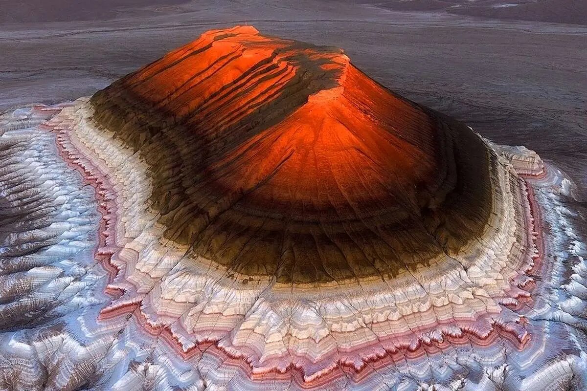 این کوه شبیه کیک غول پیکر است | تصاویر