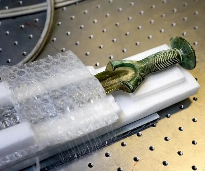 این شمشیر ۳۴۰۰ ساله همچنان تیز و درخشان است | عکس