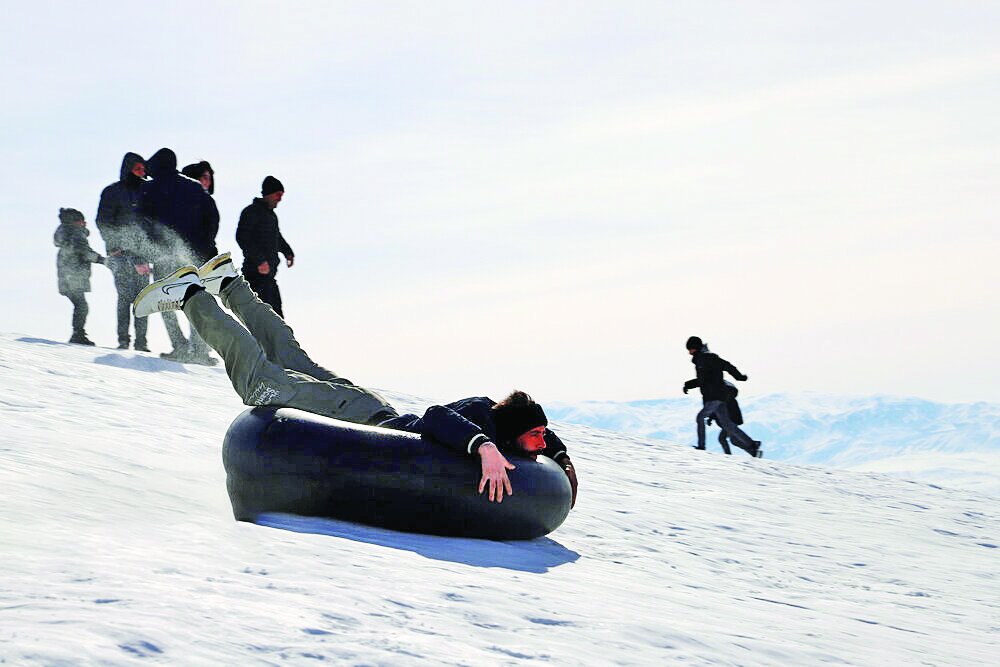 تصاویری از برف بازی در ارتفاعات ایران
