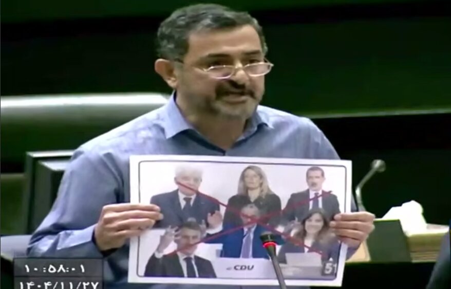 پاره کردن عکس مقامات خاص توسط نماینده عصبانی  | واکنش به اهانت به تمثال مبارک رهبر انقلاب در مجلس