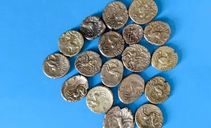 کشف سکههای طلای ۲ هزار ساله در یک مزرعه | عکس