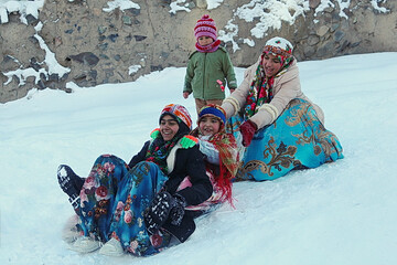 برف بازی دختران و زنان اهر با لباس سنتی | تصاویر