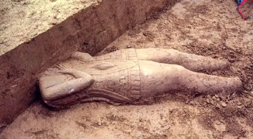 تندیس باستانی یک فرمانروا با تاجی شبیه «گوش‌های میکی‌ماوس» | عکس