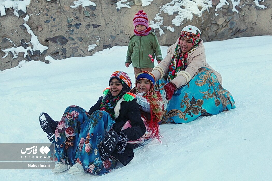 برف بازی دختران و زنان اهر با لباس سنتی | تصاویر
