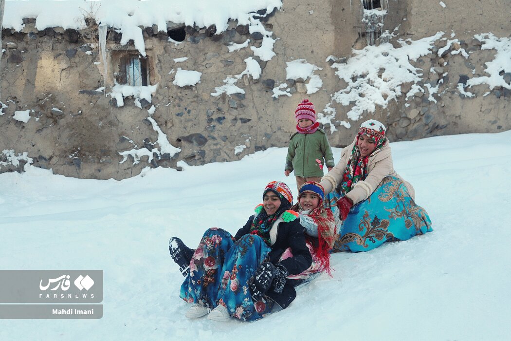 برف بازی دختران و زنان اهر با لباس سنتی | تصاویر