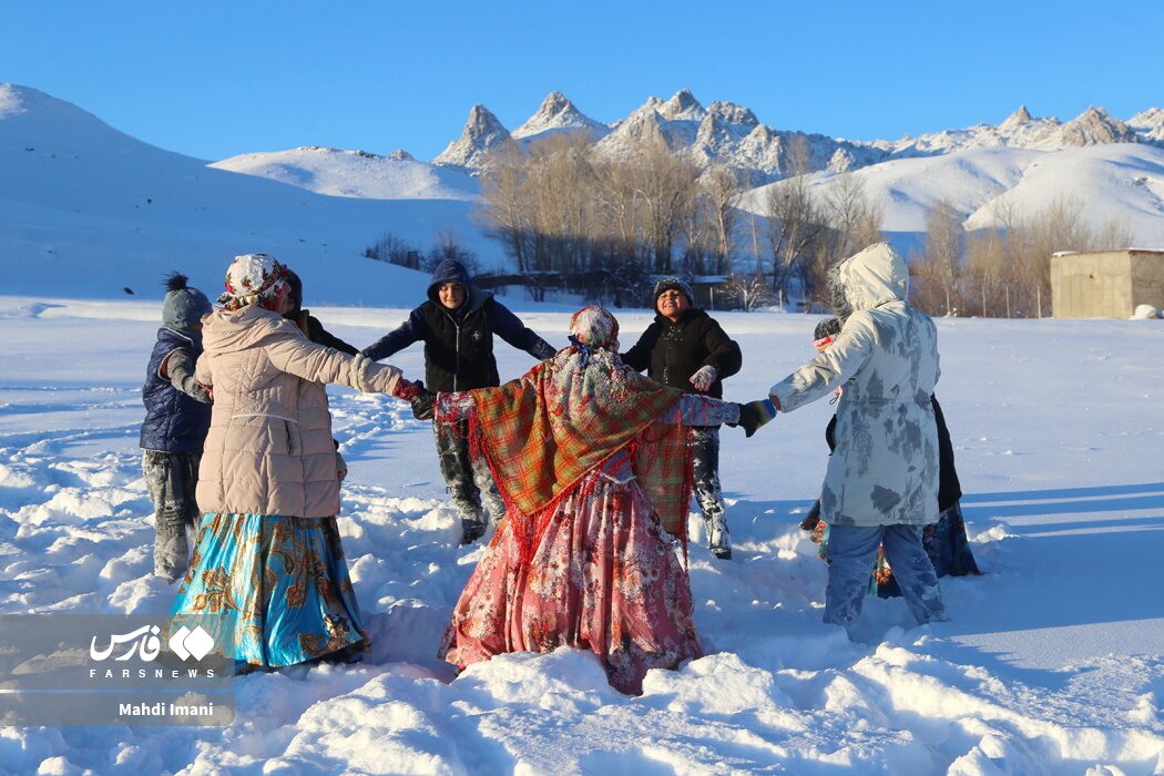 برف بازی دختران و زنان اهر با لباس سنتی | تصاویر