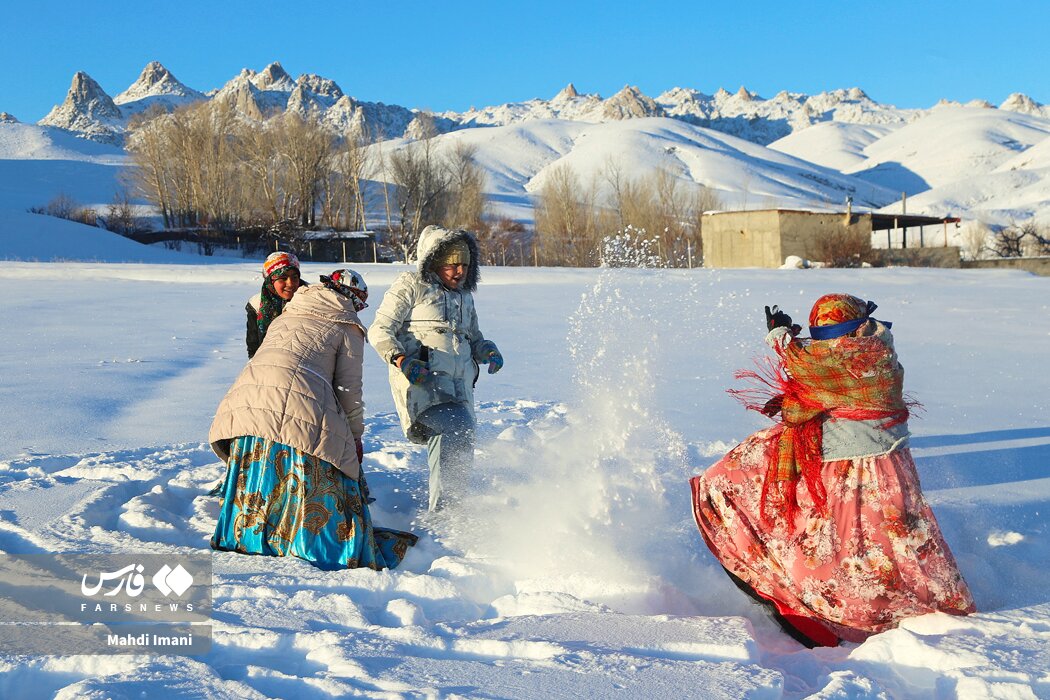 برف بازی دختران و زنان اهر با لباس سنتی | تصاویر