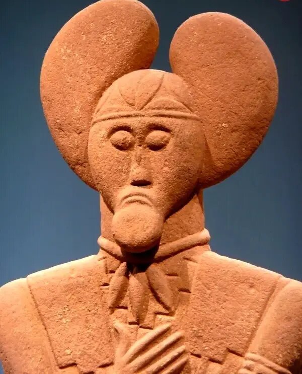 تندیس باستانی یک فرمانروا با تاجی شبیه «گوش‌های میکی‌ماوس» | عکس