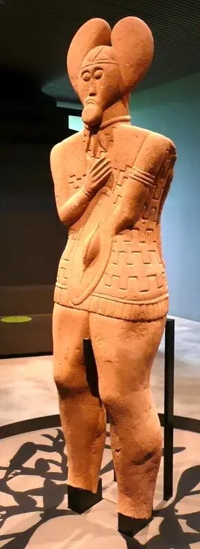 تندیس باستانی یک فرمانروا با تاجی شبیه «گوشهای میکیماوس» | عکس