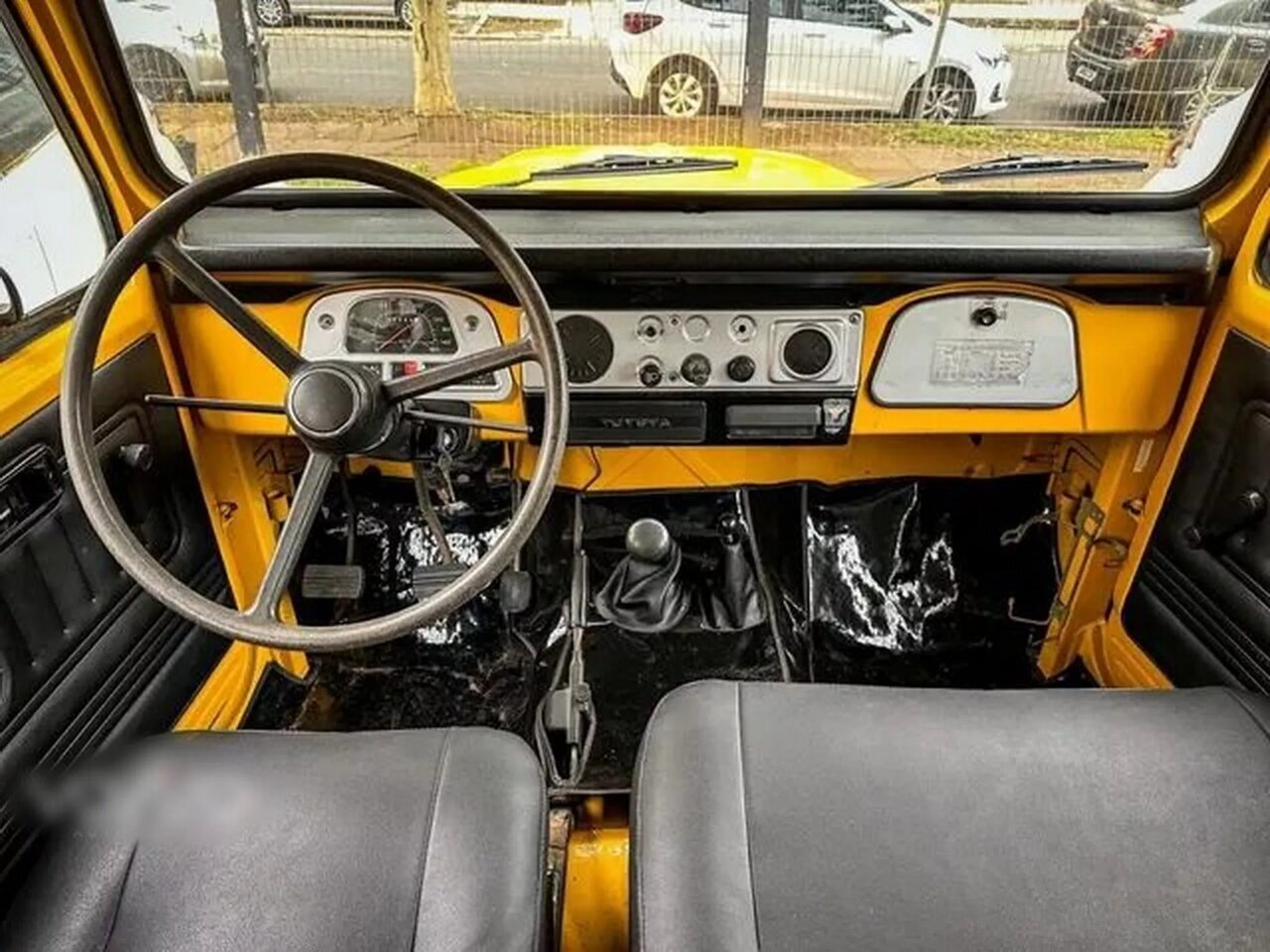 قیمت لندکروزر ۴۰ ساله با موتور مرسدس بنز + عکس | داخل کابین این تویوتای جذاب را ببینید