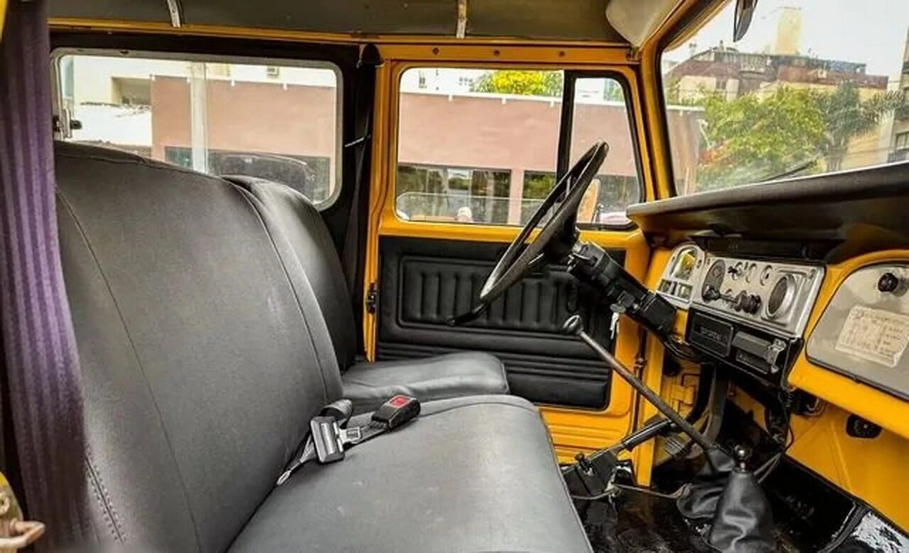 قیمت لندکروزر ۴۰ ساله با موتور مرسدس بنز + عکس | داخل کابین این تویوتای جذاب را ببینید