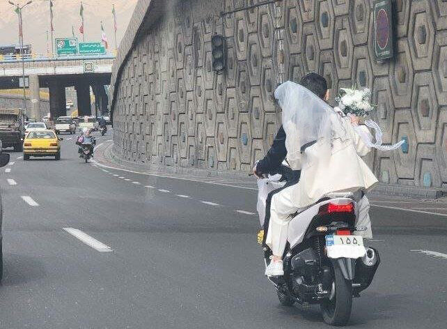 تصویری پربازدید از یک عروس و داماد موتورسوار در تهران