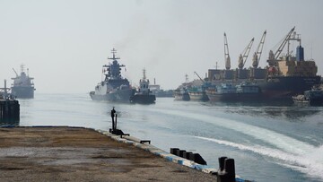 پهلوگیری ناوشکن روسی در منطقه یکم نیروی دریایی | تصاویر