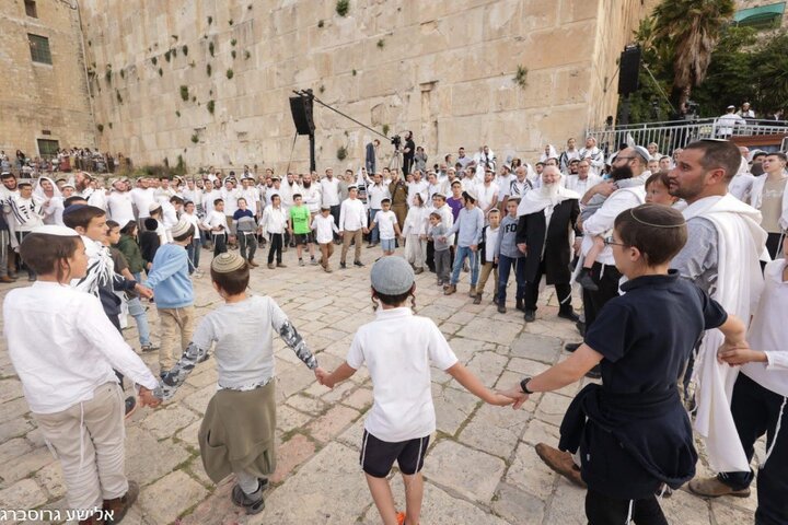 رقص و پایکوبی در نخستین روز ماه رمضان در یک مسجد! + ویدئو | تصاویری از برگزاری آیین تلمودی توسط صهیونیست‌ها