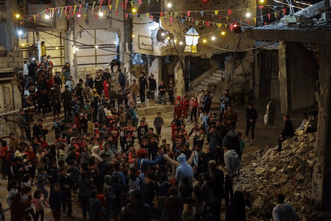 سفره طویل سحری در میان خرابه ها + ویدئو | تصاویری از اهالی غزه در نخستین سحری