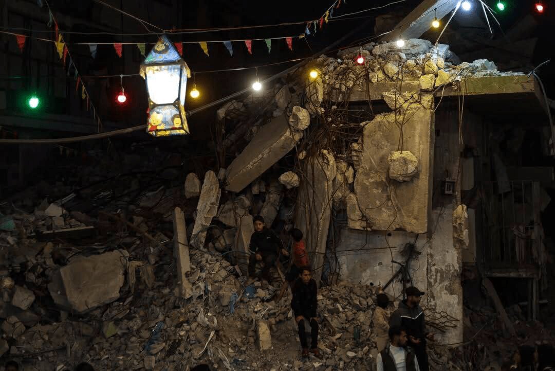 سفره طویل سحری در میان خرابه ها  | تصاویری از اهالی غزه در نخستین سحری