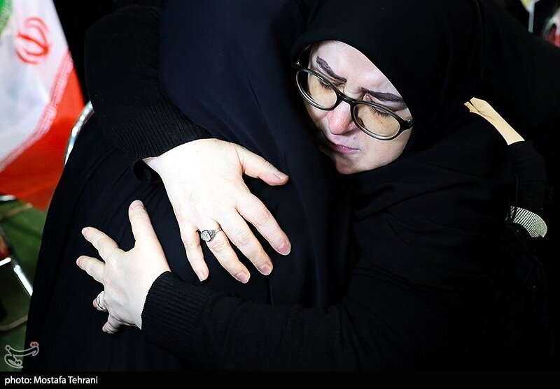 قرآن خوانی خانم سخنگو در مراسم چهلم شهدا و جان‌باختگان حوادث دی‌ماه | تصاویر