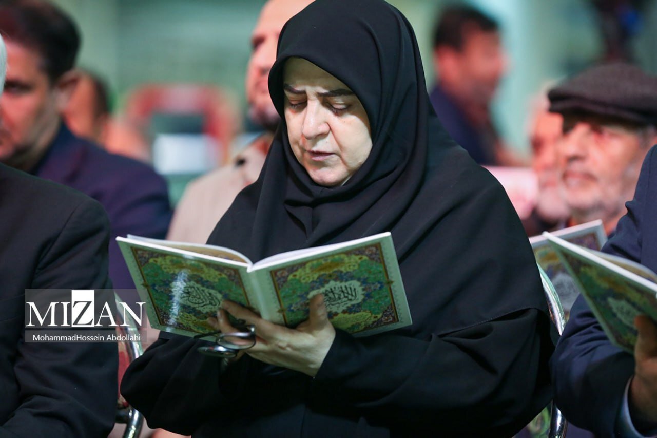 قرآن خوانی خانم سخنگو در مراسم چهلم شهدا و جان‌باختگان حوادث دی‌ماه | تصاویر