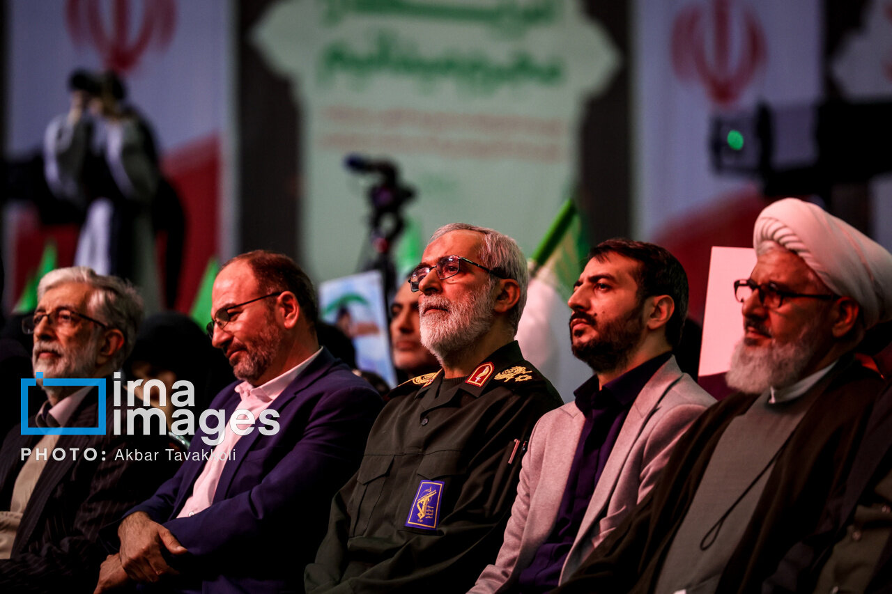 گریه های سردار نجات در مراسم چهلم جانباختگان حوادث دیماه | تصاویر