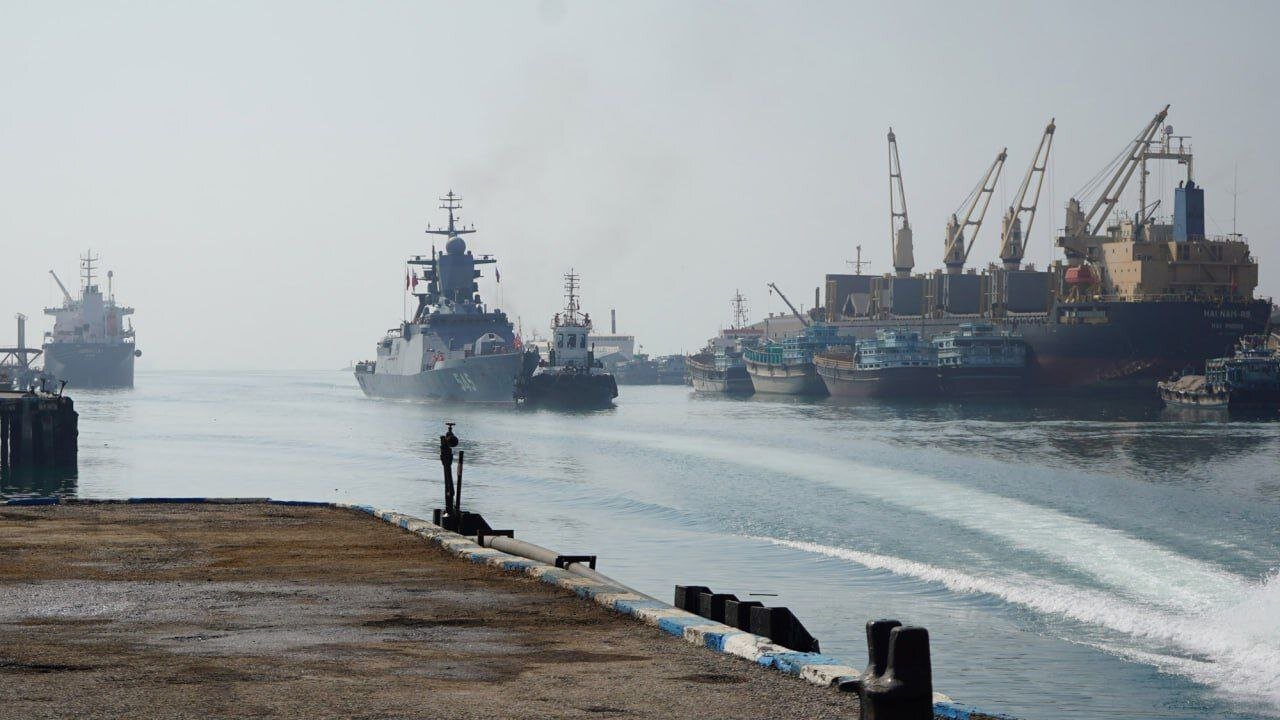 پهلوگیری ناوشکن روسی در منطقه یکم نیروی دریایی | تصاویر