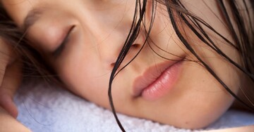 به این ۵ دلیل، شب‌ها با موهای خیس نخوابید