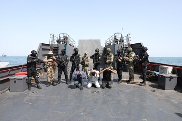 آزادسازی کشتی توسط نظامیان ایران و روس + عکس | ناو بالگرد بر «استویسکی» بدرقه شد؛ پایان نمایش معنادار نظامی در خلیج فارس