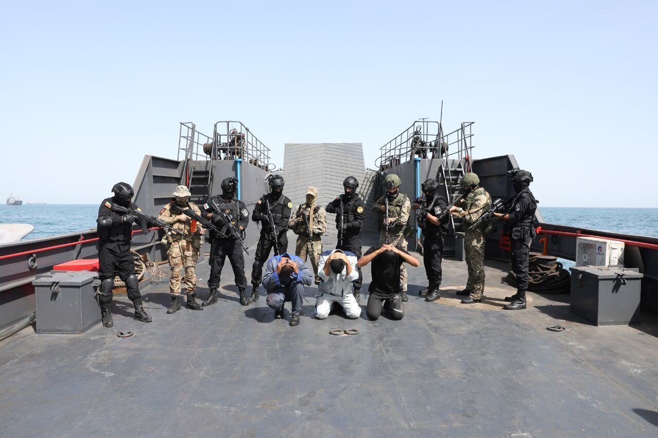 آزادسازی کشتی توسط نظامیان ایران و روس + عکس | ناو بالگرد بر &laquo;استویسکی&raquo; بدرقه شد؛ پایان نمایش معنادار نظامی در خلیج فارس