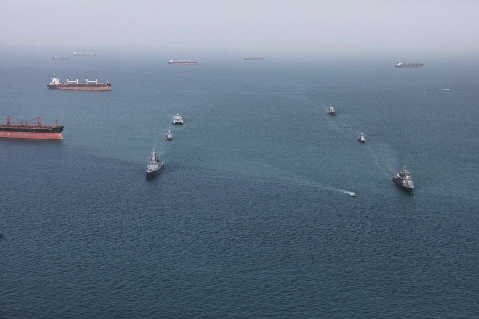 آزادسازی کشتی توسط نظامیان ایران و روس + عکس | ناو بالگرد بر &laquo;استویسکی&raquo; بدرقه شد؛ پایان نمایش معنادار نظامی در خلیج فارس