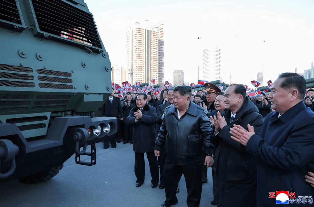 کیم جونگ اون پشت لانچر موشکی نشست +عکس