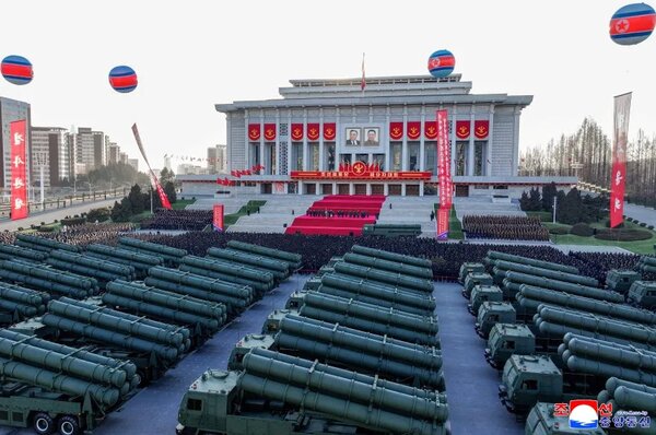 کیم جونگ اون پشت لانچر موشکی نشست +عکس