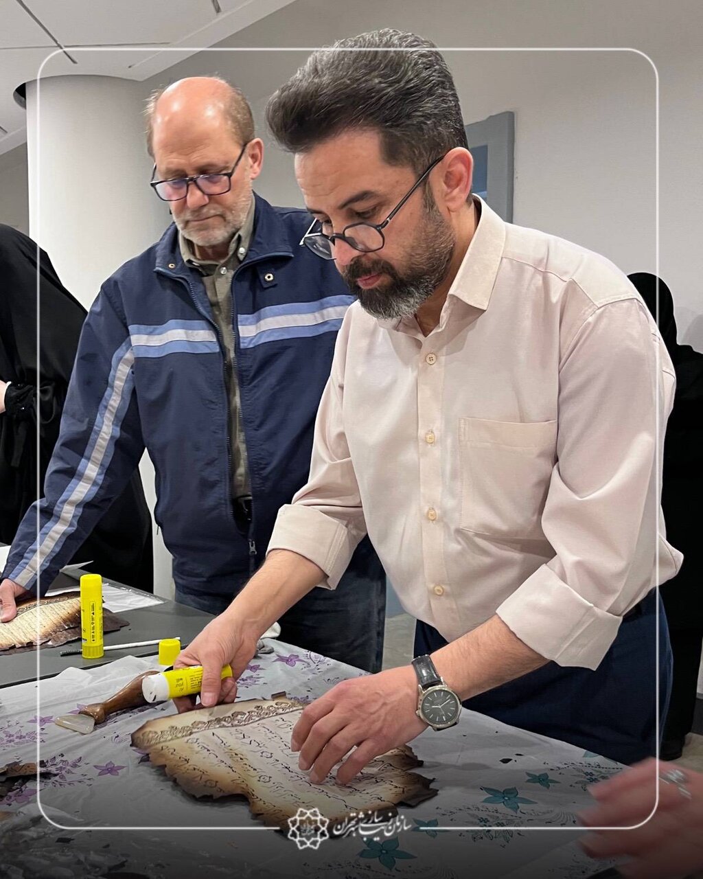 مرمت قرآن های سوخته توسط کاتبان و هنرمندان+ تصاویر