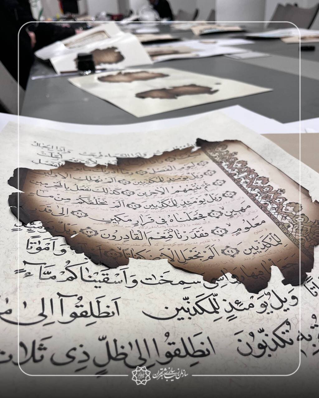 مرمت قرآن های سوخته توسط کاتبان و هنرمندان+ تصاویر
