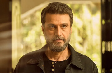 گریه شدید آقای بازیگر بر مزار همسرش | سکانسی از این سریال را بینید