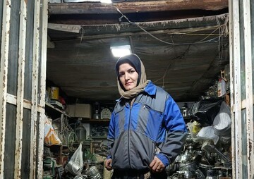تنها بانوی تعمیرکار بازار اسفراین که خاطره سماورهای نفتی را زنده می‌ کند + فیلم