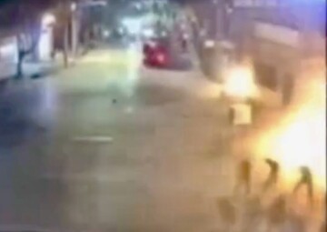 لحظه آتش زدن کیوسکی که دادستان داخل آن بود؛ حجم عجیب آتش را ببینید