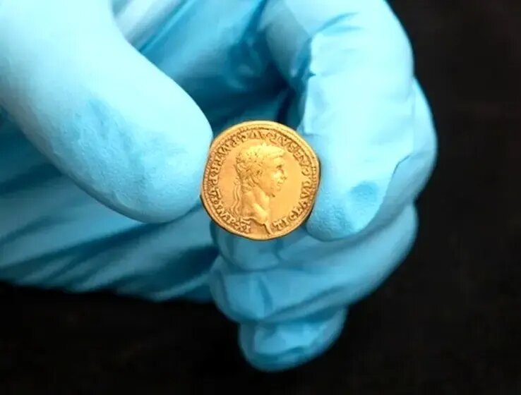 یافتن گنج سکه‌های رومی هنگام جست‌وجو برای کلید تراکتور | عکس