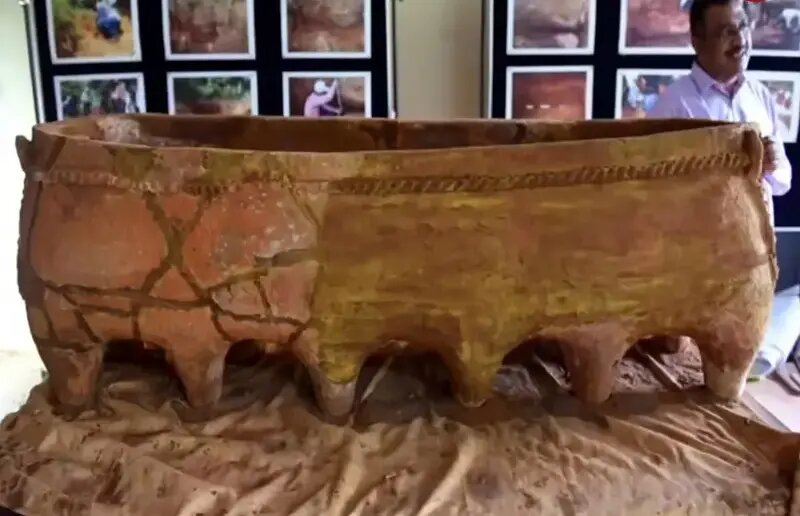 کشف تابوت ۲۳۰۰ ساله که ۱۲ پایه دارد | عکس